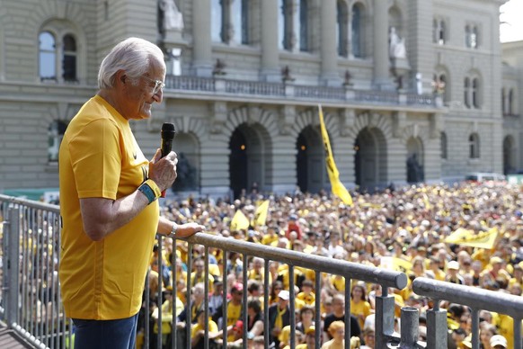 Hans-Ueli Rihs, membre du conseil d'administration des Lakers, occupe aussi ce poste à Young Boys (YB). Il fête ici le titre national avec les fans du club de football bernois en mai 2018.