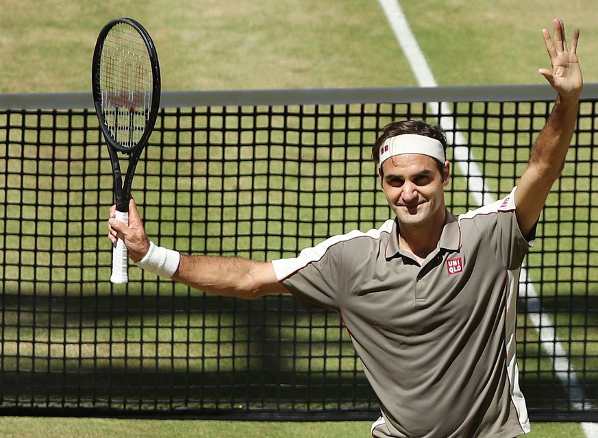 23.06.2019, Nordrhein-Westfalen, Halle: Tennis: ATP-Tour Einzel, Herren, Finale, Federer (Schweiz) - Goffin (Belgien). Roger Federer hebt die Arme und den Schläger nach seinem Sieg im Finale. Foto: Fr ...