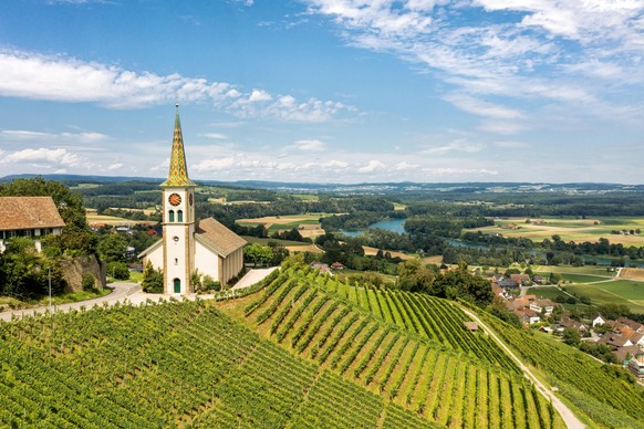 L’église surplombe des vignobles luxuriants et offre une vue panoramique à couper le souffle.