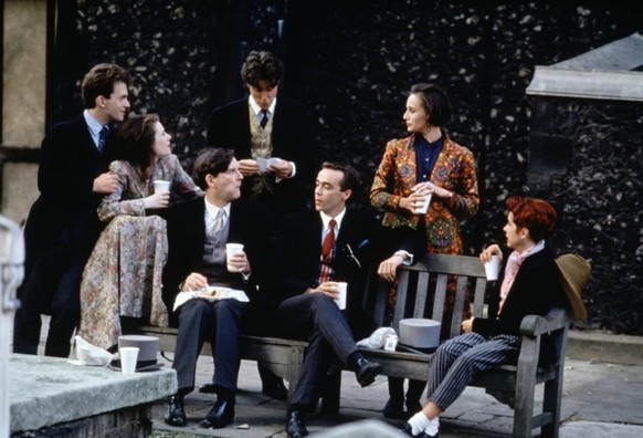Kristin Scott Thomas, Hugh Grant, John Hannah, David Bower, Charlotte Coleman, and James Fleet in Vier Hochzeiten und ein Todesfall (1994)