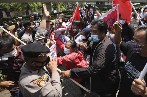 Des militants se battent avec des policiers alors qu'ils sont dispersés lors d'un rassemblement contre le coup d'État militaire au Myanmar, près du secrétariat de l'Association des ...