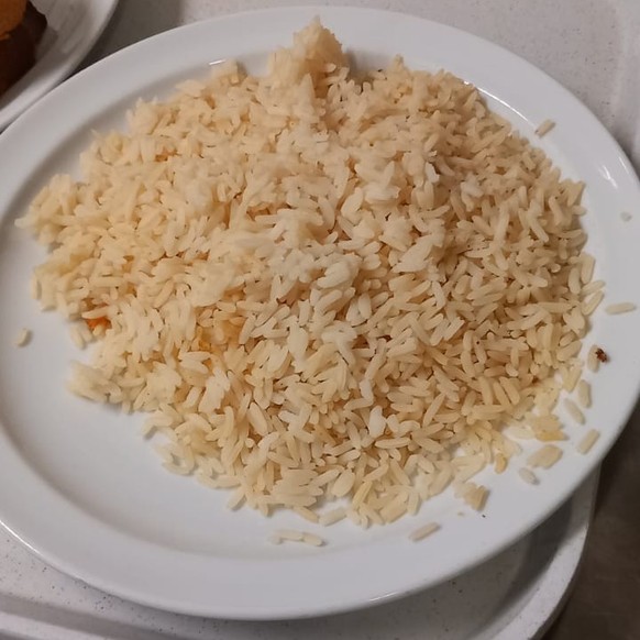 Selon la personne qui a pris cette photo, le riz qui leur a été servi jeudi est le même que le 20 février, mais ne ressemble pas à celui recuisiné par Juraparc.