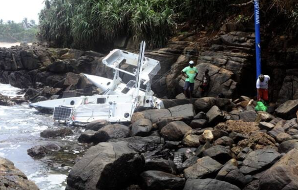 Son catamaran fracassé sur des rochers au Sri Lanka.