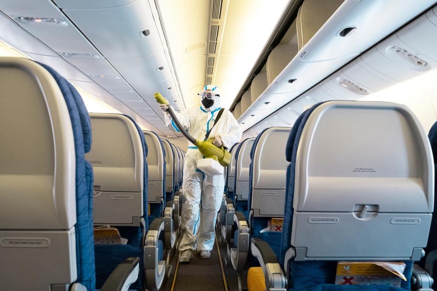 Des spécialistes désinfectent les cabines après chaque vol.