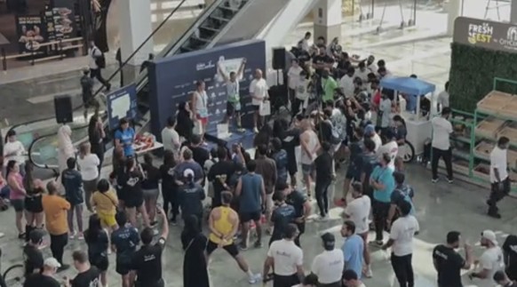 La remise des prix a lieu dans le centre commercial.