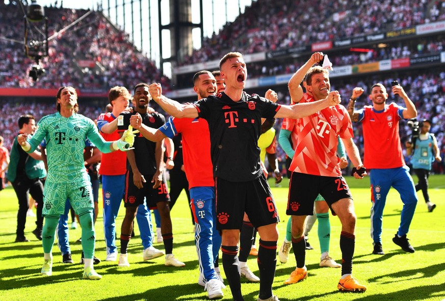 27.05.2023, Nordrhein-Westfalen, Köln: Fußball: Bundesliga, 1. FC Köln - Bayern München, 34. Spieltag, RheinEnergieStadion. Bayerns Joshua Kimmich (M) und seine Teamkollegen jubeln nach dem Gewinn der ...