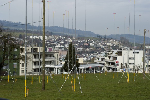 ARCHIV -- ZUR ABSTMMUNG DER ZERSIEDELUNGSINITIATIVE AM 10. FEBRUAR 2019, STELLEN WIR IHNEN FOLGENDES BILDMATERIAL ZUR VERFUEGUNG - Auf einer Wiese in Kuessnacht am Rigi stehen Baugespanne fuer 6 Wohnh ...