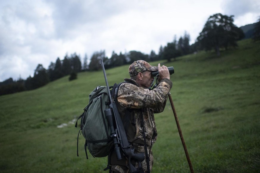 Ein Jaeger auf der Pirsch, aufgenommen am ersten Tag der Buendner Hochjagd, am Donnerstag, 2. September 2020, in Malans. Die Hochjagd hat eine lange Tradition im Kanton Graubuenden und dauert 20 Tage. ...