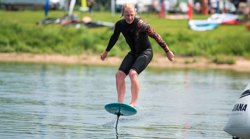 Surfer trop proche des bateaux et des nageurs est dangereux.
