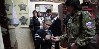 Poutine forme son «armée de jeunes» dans les préaux d'écoles