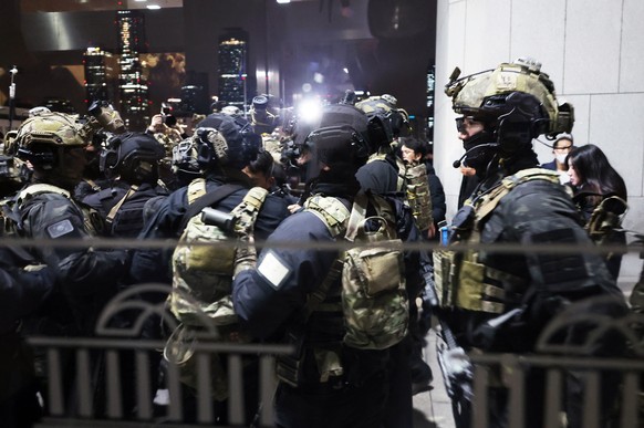 epa11754584 Soldiers prepare to enter the main hall of the National Assembly in Seoul following President Yoon Suk Yeol&#039;s declaration of martial law in Seoul, South Korea, 04 December 2024. South ...