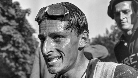 The cyclist Ferdy Kuebler after a race, undated recording. (KEYSTONE/PHOTOPRESS ARCHIVE/Str) (autotranslated)

Der Radrennfahrer Ferdy Kuebler nach einem Rennen, undatierte Aufnahme. (KEYSTONE/PHOTOPR ...