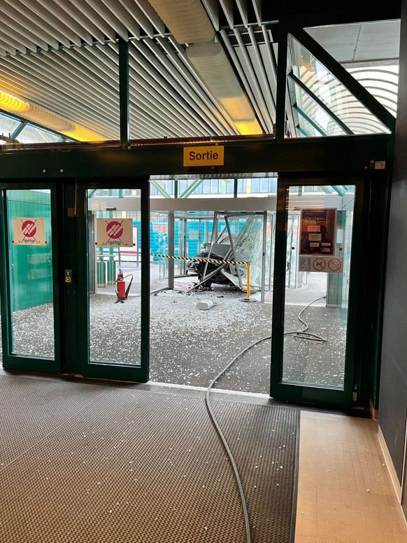 Une voiture percute l&#039;entrée principale du Chuv à Lausanne le 14 juin 2024