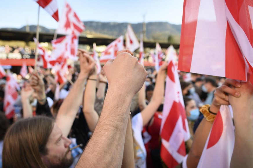 Les pro-jurassiens celebrent le oui lors de l&#039;annonce du resultat du vote ce dimanche 28 mars 2021 a Moutier. Les citoyens de Moutier doivent decider de l&#039;appartenance cantonale de leur vill ...