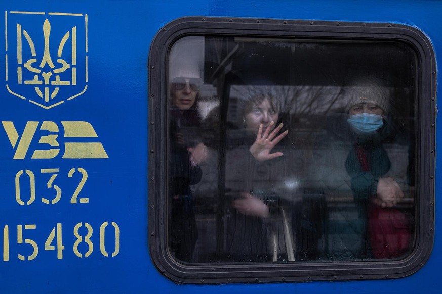 Des femmes réfugiées au départ de la gare d'Irpin, le 4 mars 2022.