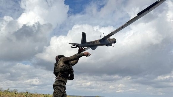 Un soldat lance un drone de reconnaissance (photo d’archives): ces équipements sont désormais disponibles en ligne.