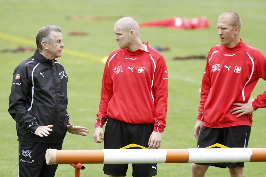 German Ottmar Hitzfeld, head coach of Switzerland&#039;s national soccer team, speaks with his players Philippe Senderos, center, and Stephane Grichting during a training session of Switzerland&#039;s ...