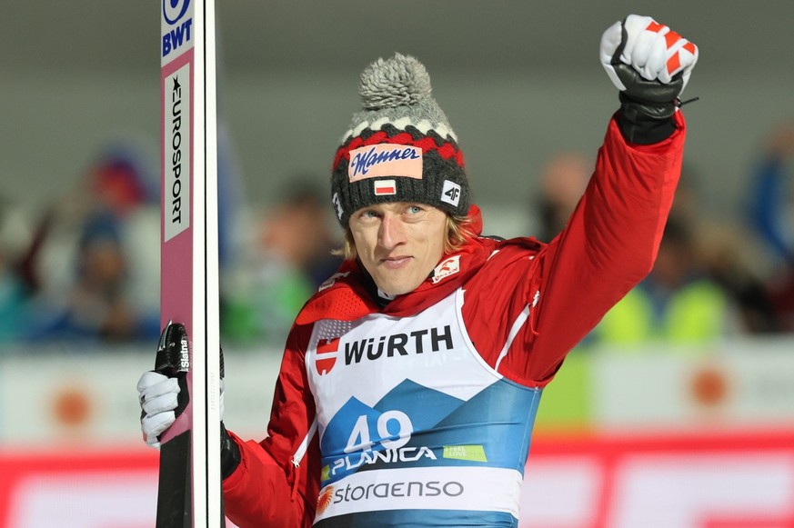 epa10501344 Dawid Kubacki of Poland celebrates after the Men&#039;s HS138 - Trial Round competition at the FIS Nordic Skiing World Championships in Planica, Slovenia, 03 March 2023. EPA/Grzegorz Momot ...