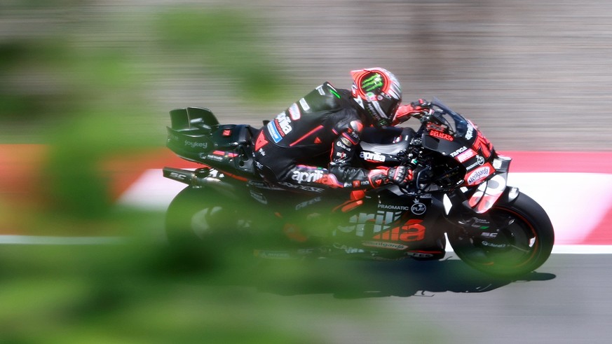 epa12429129 MotoGP Aprilia Racing rider Marco Bezzecchi of Italy in action during qualifying sessions at the Motorcycling Grand Prix of Indonesia at Mandalika Circuit in Mandalika, Indonesia, 04 Octob ...