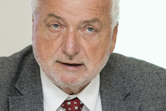 Erwin Jutzet, membre du Conseil d'Etat fribourgeois, parle lors de la conference de presse du bilan de legislature du Conseil d'Etat 2012-2016 ce mercredi, 12 octobre 2016, a la Halle bleue  ...