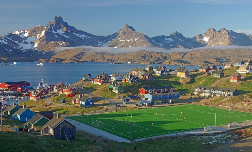 Aussicht über den Fussballplatz von Tasilaq
