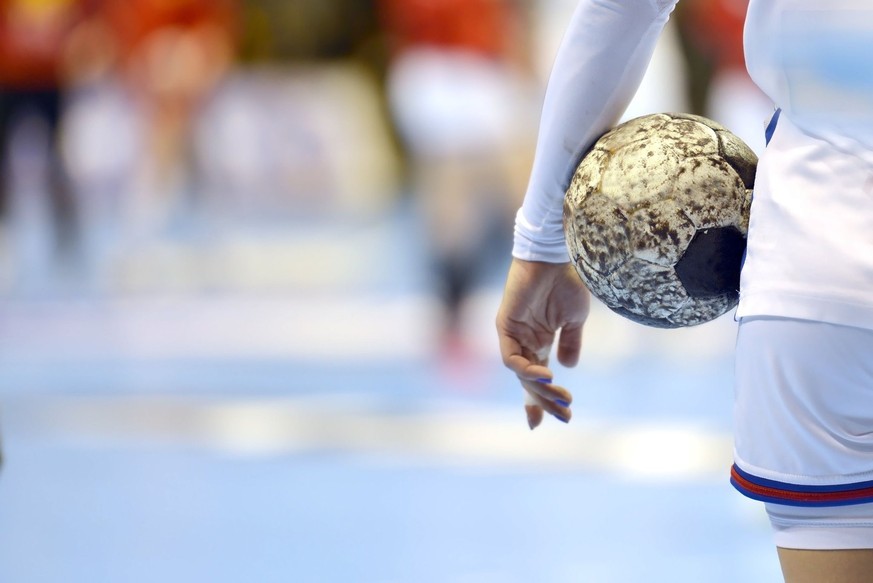 L'entraîneur d'une équipe de handball de haut niveau en Suisse a harcelé sexuellement une joueuse mineure.