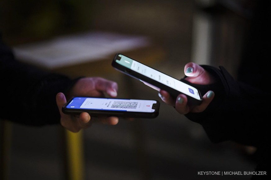 Les visiteurs présentent leur certificat Covid à l&#039;entrée du marché de Noël et du festival de lumières &quot;Illuminarium&quot; au Musée national de Zurich, le jeudi 11 novembre 2021 à Zurich. Le ...