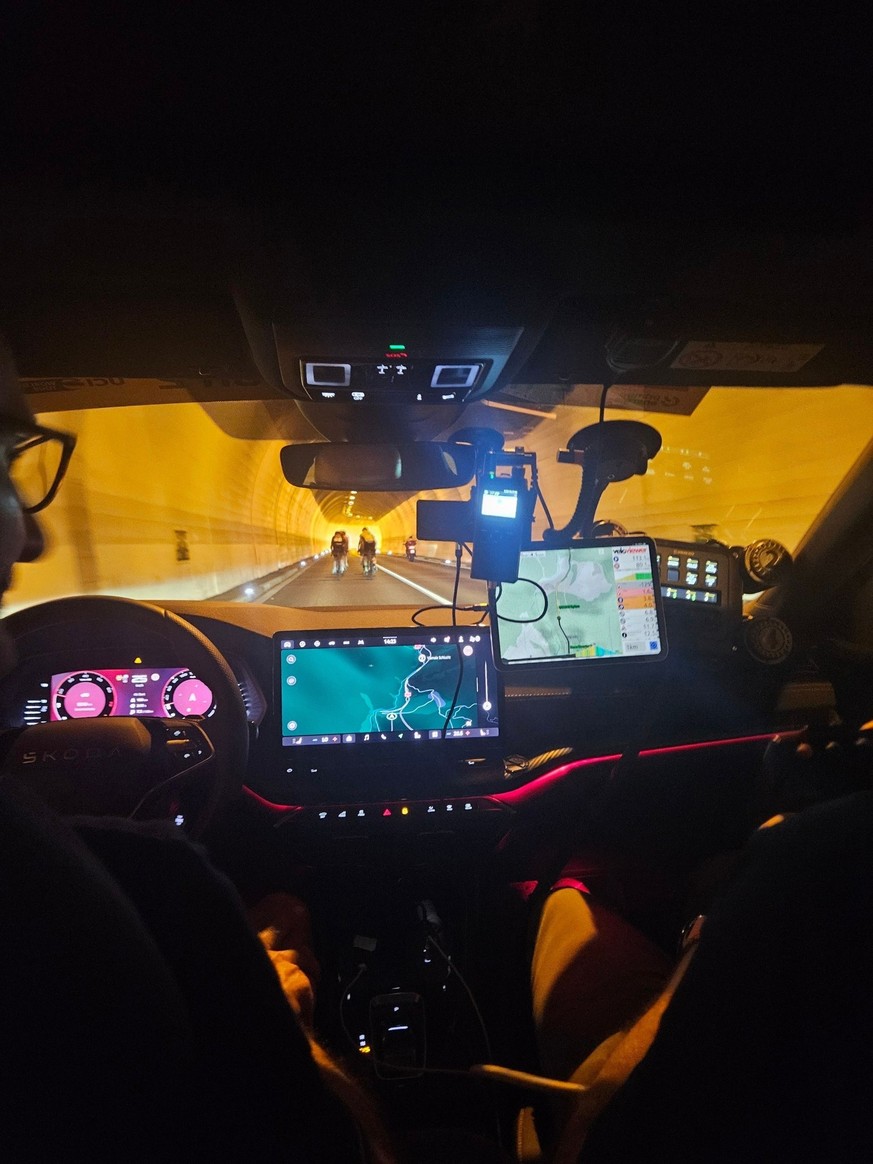 Dans un tunnel en direction de Splügen, avec le groupe de tête en vue.