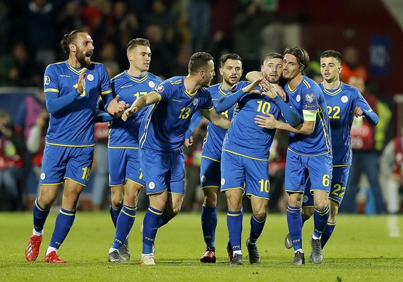 epa07463493 Kosovo&#039;s Arber Zeneli (3-R) celebrates with teammates scoring the 1-1 goal during the UEFA EURO 2020 group A qualifying soccer match between Kosovo and Bulgaria in Pristina, Kosovo, 2 ...