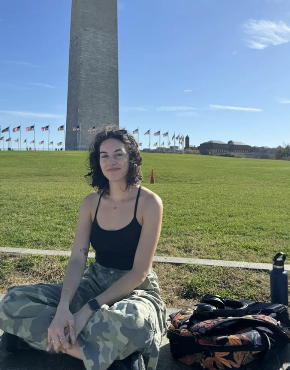 Ally (24 ans) est assise devant le Washington Monument mercredi matin. Après l&#039;élection présidentielle, elle doit reprendre ses esprits.