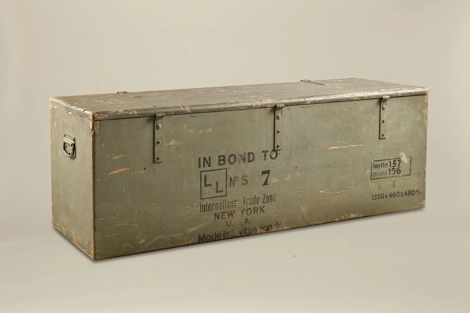 Caisse de transport portant une adresse de livraison à New York, qui devait être acheminée vers les États-Unis en 1951. La caisse contenait une arquebuse antichars, ses accessoires, ainsi qu’un affût  ...