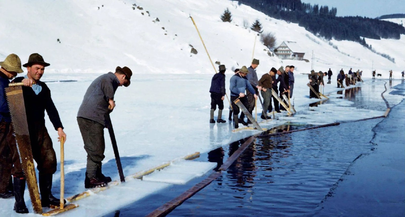 Récolte de la glace («Ischä») à Rothenthurm, en 1958.
https://www.e-periodica.ch/digbib/view?pid=mhv-001%3A2008%3A100%3A%3A140