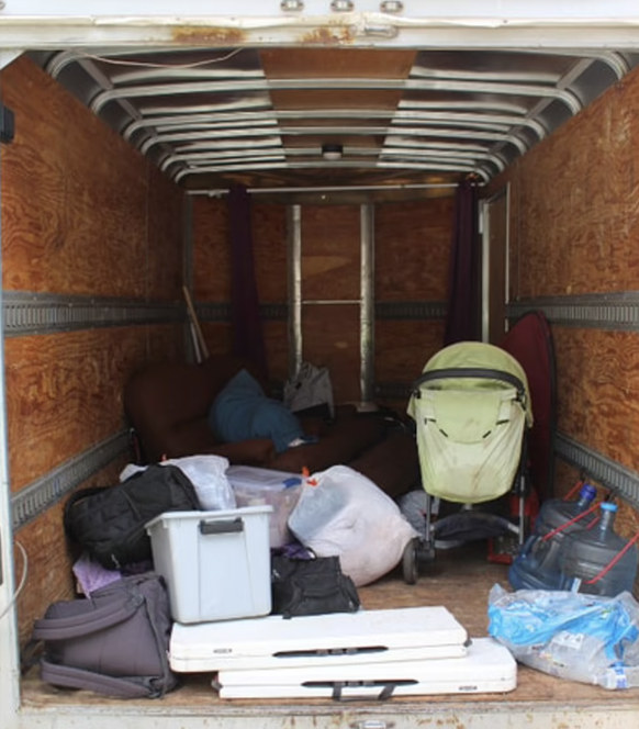 Les trois fillettes étaient enfermées dans cette caravane douteuse.