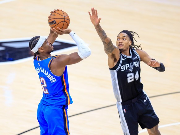 Shai Gilgeous-Alexander (à gauche) a mené le Thunder à la victoire vendredi à San Antonio