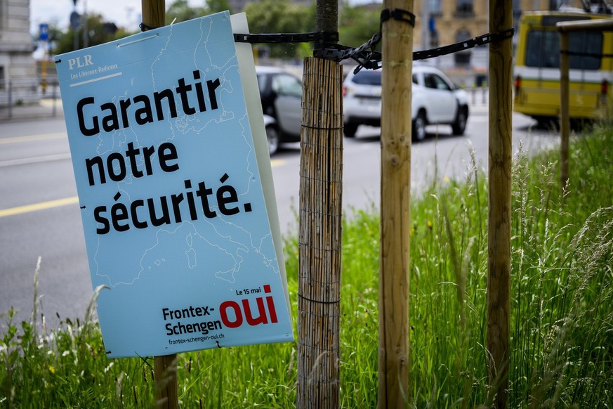 Une affiche du PLR pour la participation financiere de la Suisse a l&#039;agence Frontex, est visible au bord d&#039;une route le mercredi 4 mai 2022 a Neuchatel.