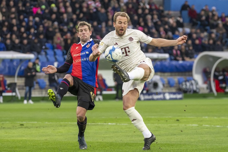 Basel&#039;s Fabian Frei, left, against Bayern Munich&#039;s Harry Kane, right, during a friendly soccer match between FC Basel 1893 and FC Bayern Munich at the St. Jakob-Park stadium in Basel, Switze ...