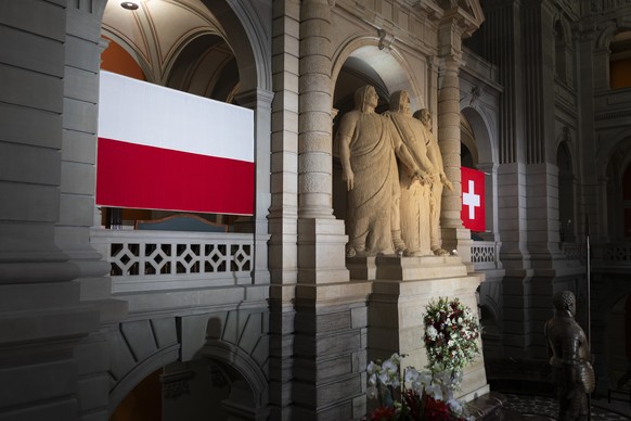 epa12998205 The flags of Poland and Switzerland hang in the entry hall of the parliament building during a state visit of President of the Republic of Poland Karol Nawrocki in Bern, Switzerland, 27 Ma ...