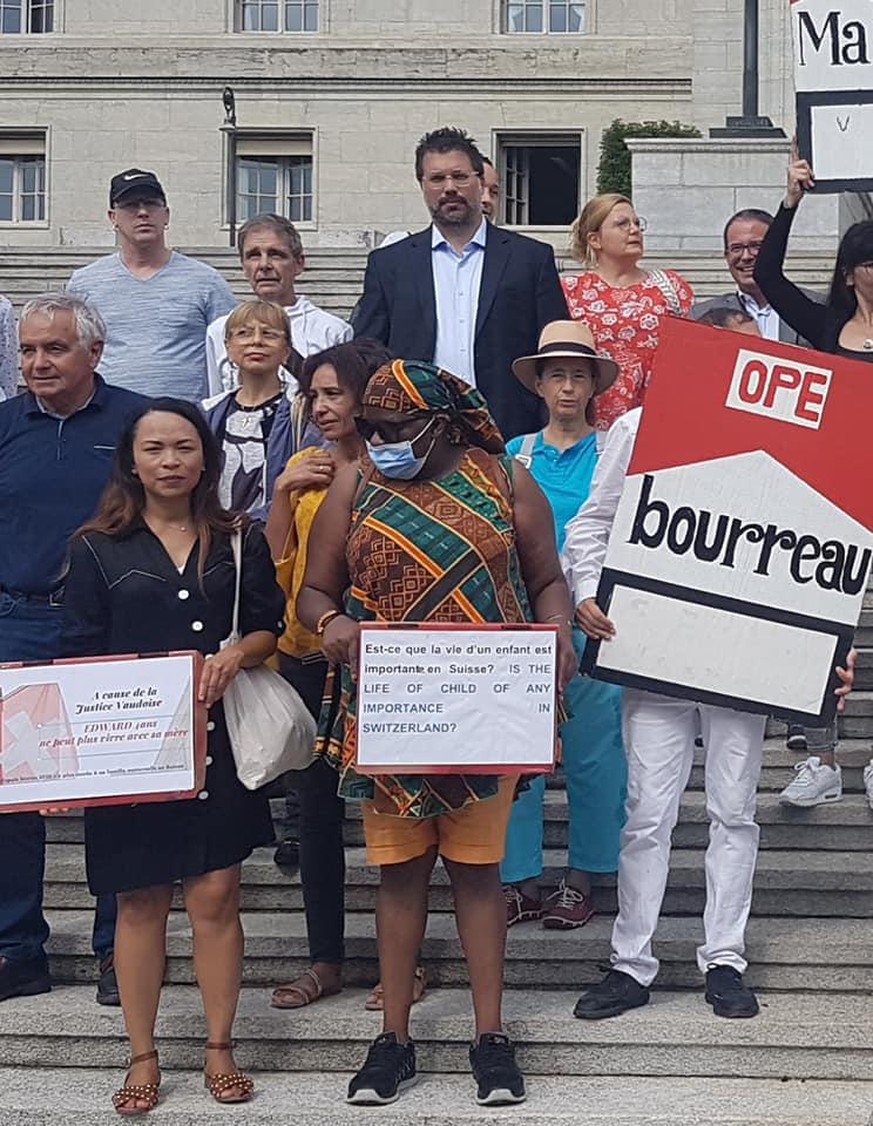 Manifestation de parents devant le Tribunal fédéral pour inviter les juges à ne pas suivre aveuglément les recommandations des experts psys.