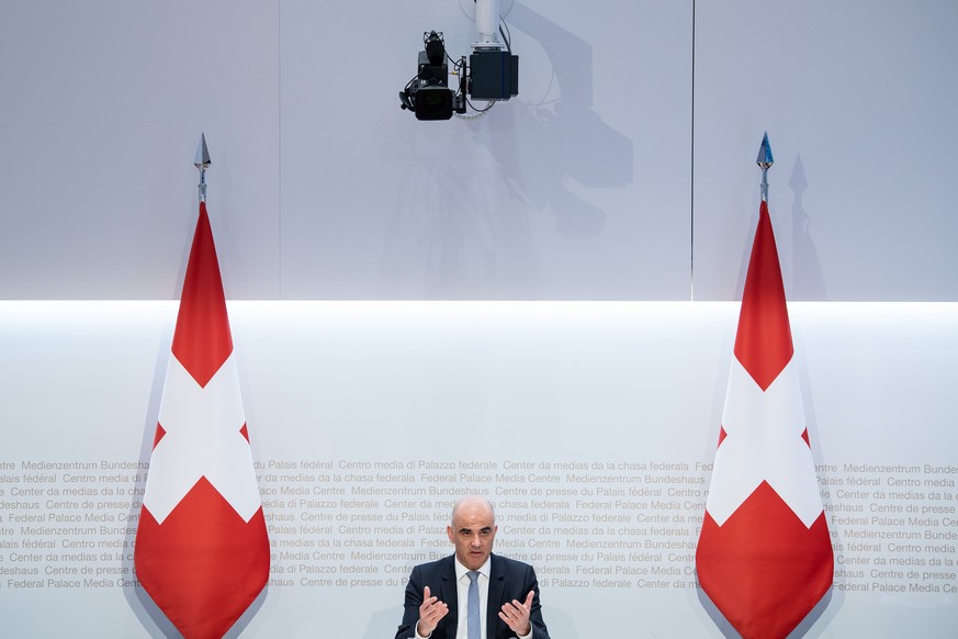 Bundesrat Alain Berset spricht an einer Medienkonferenz zu Covid 19 Massnahmen, am Freitag, 17. Dezember 2021, in Bern. (KEYSTONE/Peter Schneider)