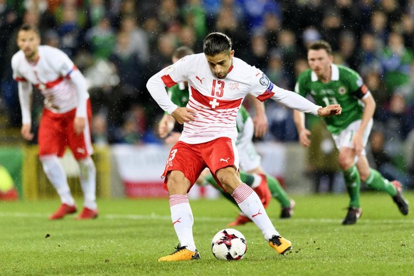 Ricardo Rodriguez marquant son pénalty au Windsor Park de Belfast, le 9 novembre 2017.