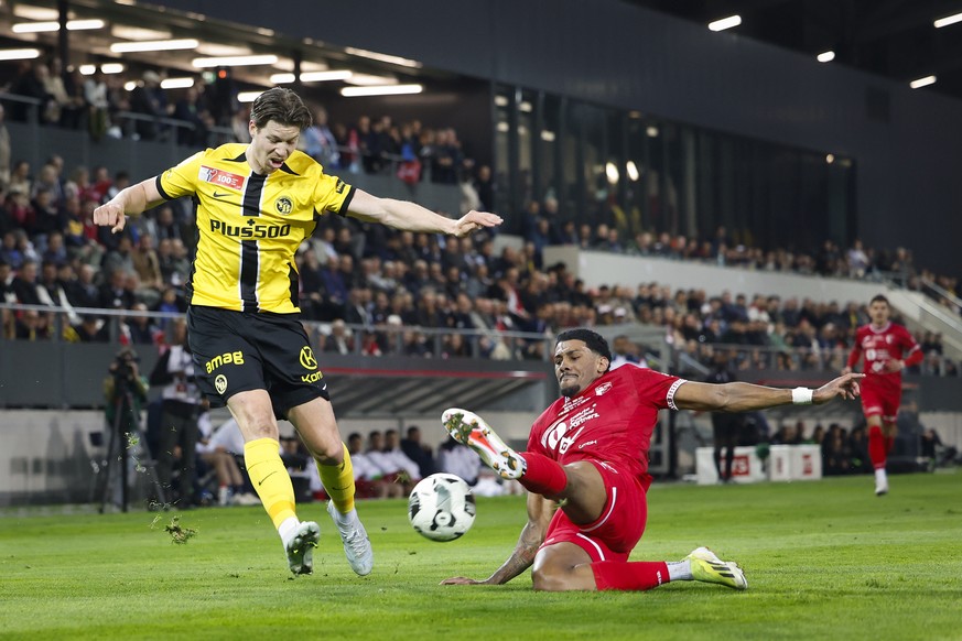 Lion De Oliveira (FCB), rechts, und Cedric Itten (YB) in Aktion im Schweizer Cup Halbfinal-Spiel zwischen dem FC Biel und dem BSC Young Boys, am Samstag, 26. April 2025 in der Tissot Arena in Biel. (K ...