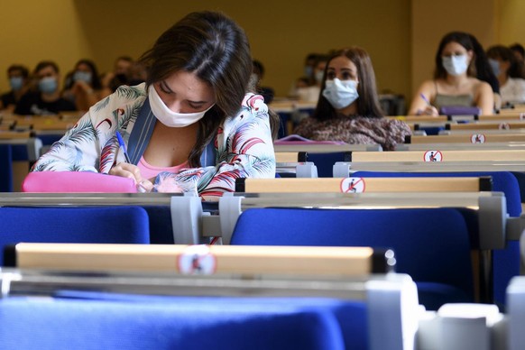 Des etudiants portant un masque suivent un cours de la faculte de droits le jour de la rentree academique universitaire des etudiants de l&#039; Universite de Neuchatel, UNINE, lors de la pandemie de  ...