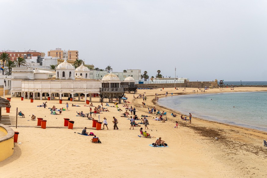 Schönste Strände der Welt für 2026 Cadiz, Andalusia, Spain - June 9, 2025: The city beach Playa de La Caleta in Cadiz is well frequented. People enjoy the sea, the sand and the view of the historic Ba ...