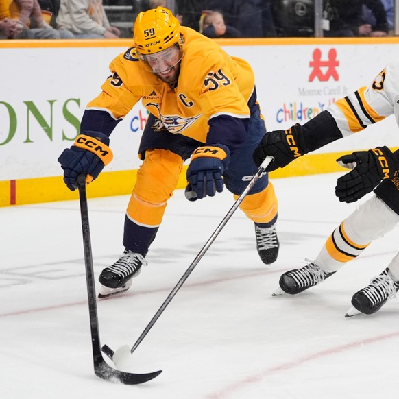 Roman Josi, à gauche, était le seul Suisse à patiner sur les glaces de NHL jeudi.