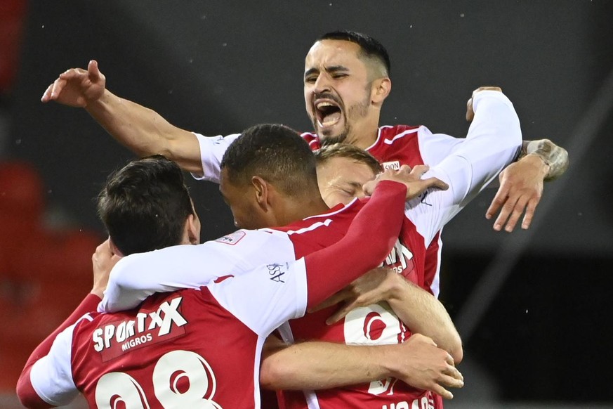 Les joueurs Sedunois jubilent apres leur 4eme but de Guillaume Hoarau du dernier match de la saison de football de Super League entre le FC Sion et le FC Basel, ce vendredi 21 mai 2021 au stade de Tou ...