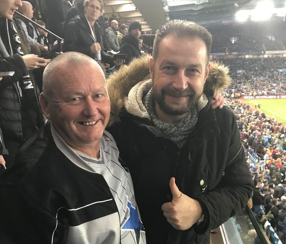 Christian Bavaud (à droite) avec son ami Alan Taylor lors d'un match à Villa Park contre Aston Villa