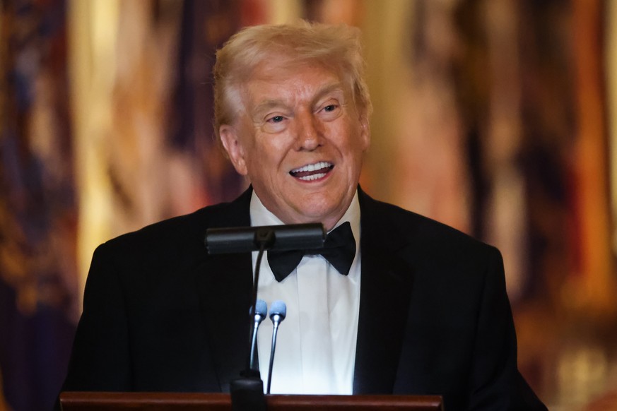 epa12767415 US President Donald Trump speaks during the Governors Dinner in the East Room of the White House in Washington, DC, USA, 21 February 2026. EPA/Samuel Corum / POOL