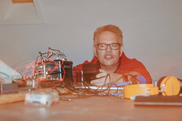 Thomas Frei lors de la communication avec les défunts.