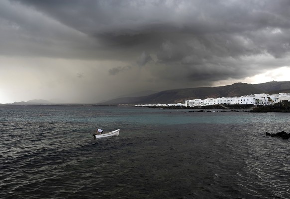 epa12027368 Clouds gather over the Punta Mujeres area, in Lanzarote (Canary Islands), Spain, 12 April 2025. The Canary Islands government has declared a pre-alert for rain in Tenerife, Gran Canaria, L ...