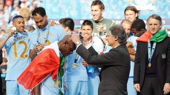 epa03218436 Manchester City&#039;s Mario Balotelli receives his winners medal after the English Premier League soccer match at Etihad Stadium Manchester, Britain, 13 May 2012. EPA/PETER POWELL DataCo  ...